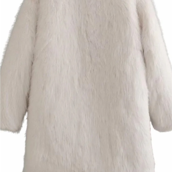 Elegant Cream Faux Fur Coat - Picture 5 of 11